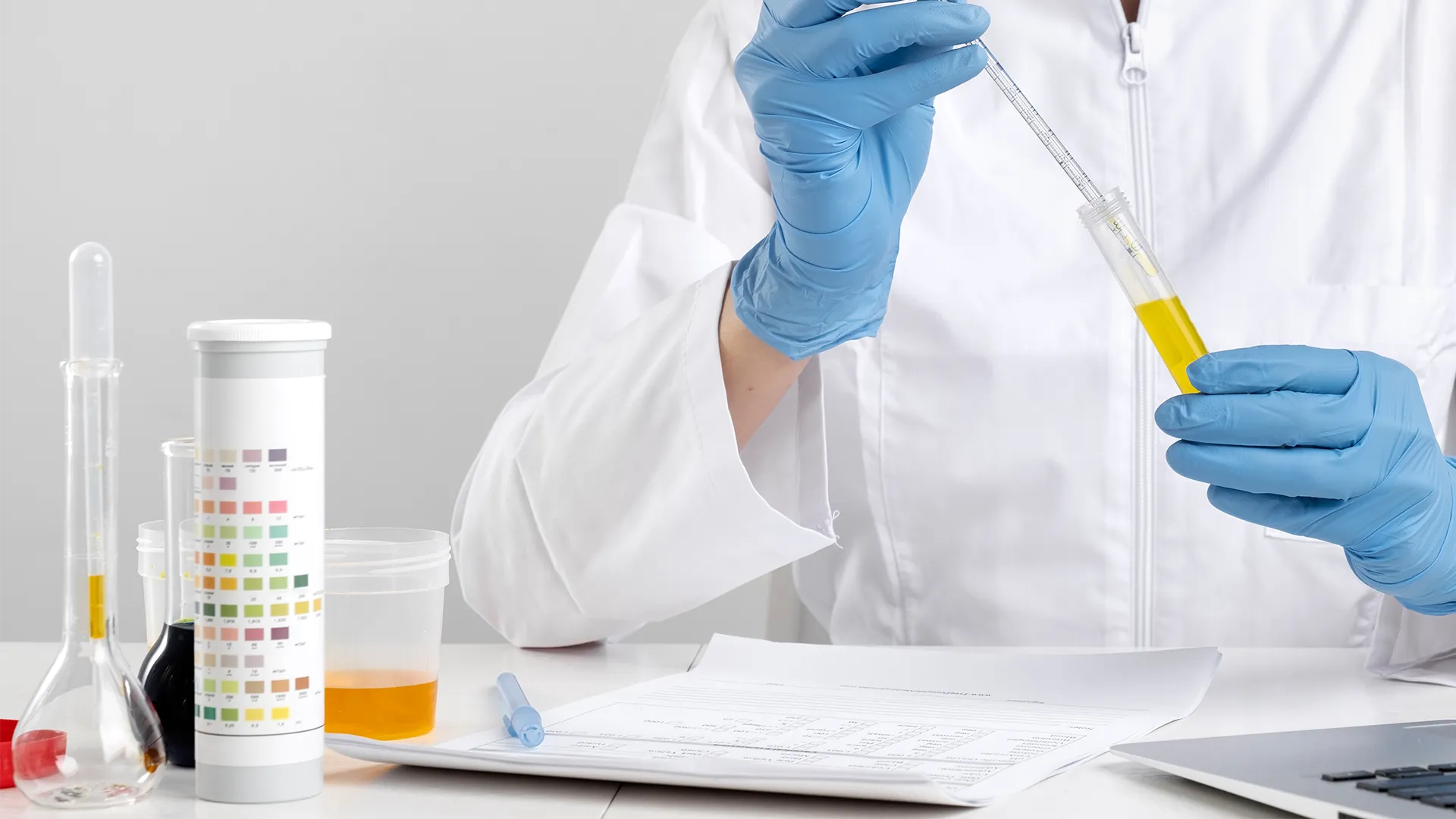 Persona-revisando-pruebas-de-antidoping